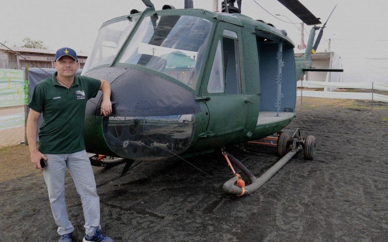  Luciano Schneider restaurou o helicóptero UH-1H em exposição na Semana Farroupilha