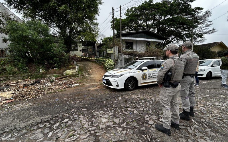 O cão vira-lata Chico ficou diante do imóvel durante toda a manhã