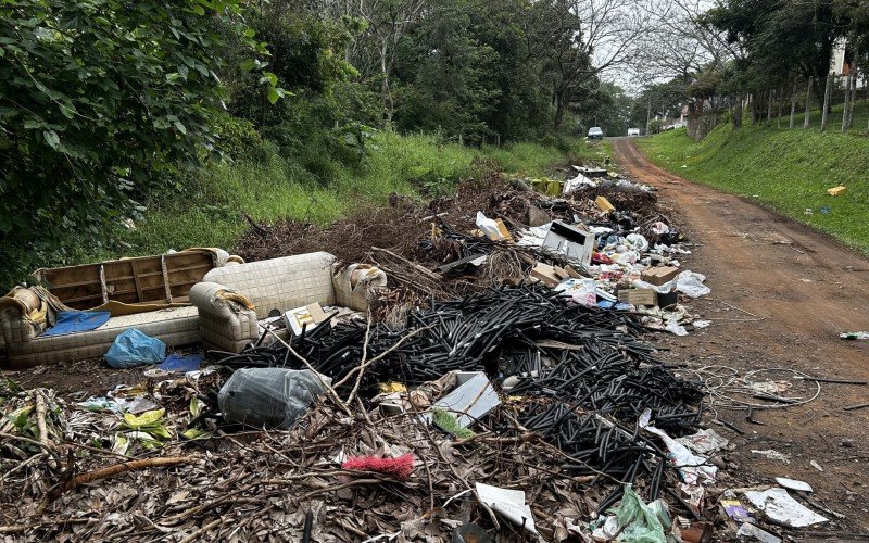 Moradores pedem solução para depósito de entulhos em rua do bairro Guarani  | abc+