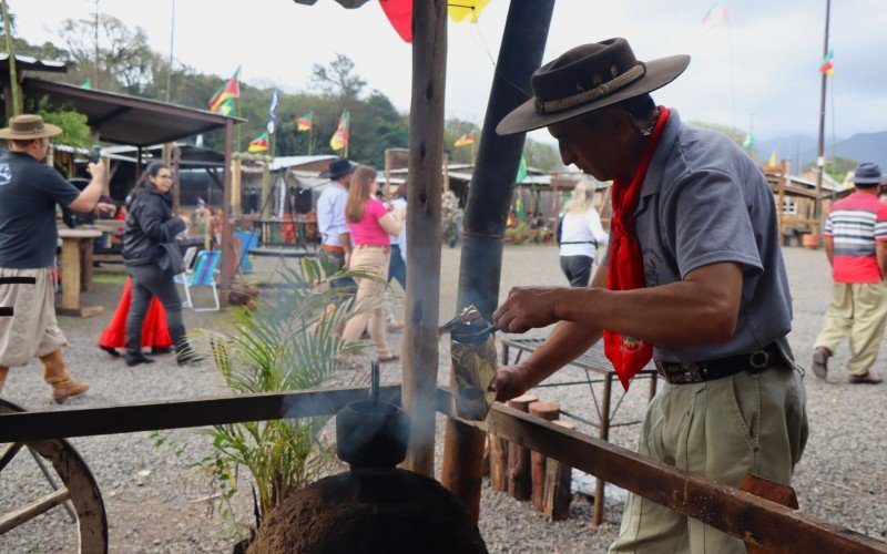 Paulo César Castilhos prepara um café como os tropeiros faziam