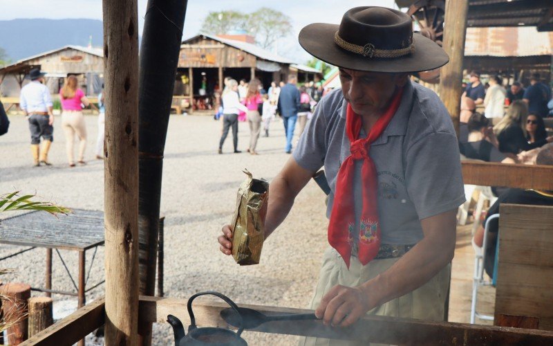 Paulo César Castilhos prepara um café como os tropeiros faziam