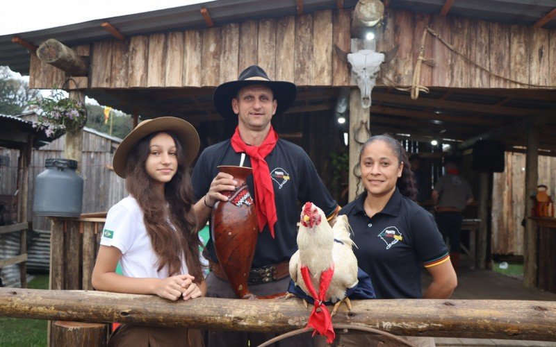 Yasmin, Arlei e Valdicléia são a família do galo Baitaka