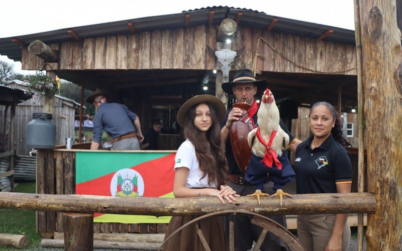 Yasmin, Arlei e Valdicléia são a família do galo Baitaka