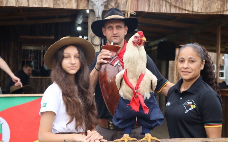 Yasmin, Arlei e Valdicléia são a família do galo Baitaka | abc+