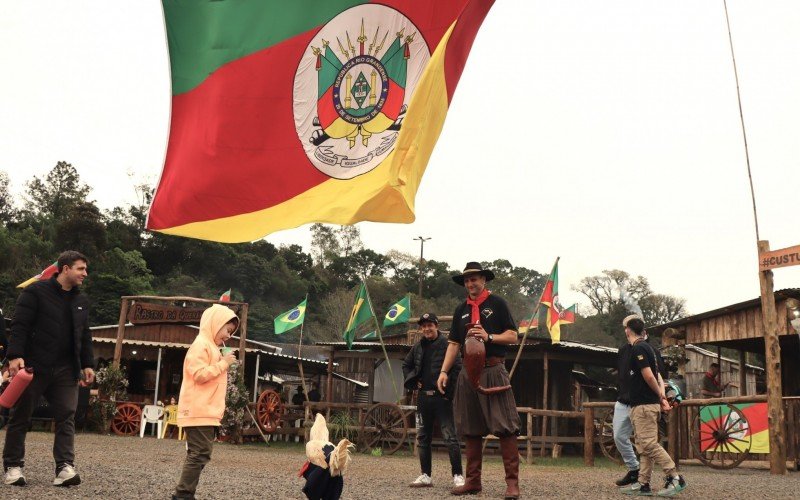 Baitaka passeia pelo Acampamento Farroupilha