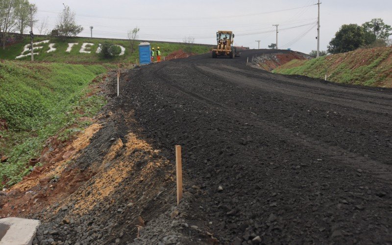 Obra na via lateral da BR-116 foi realizada para instalação de nova rua de acesso a Esteio (foto de arquivo de setembro de 2024), no quilômetro 256, que será utilizada como desvio nesta terça-feira (dia 25)