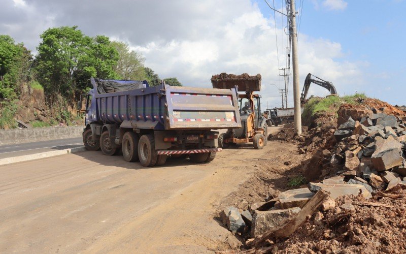 Bloqueios na BR-116 não aconteceram, mas máquinas e equipes estavam trabalhando no trecho esteiense 