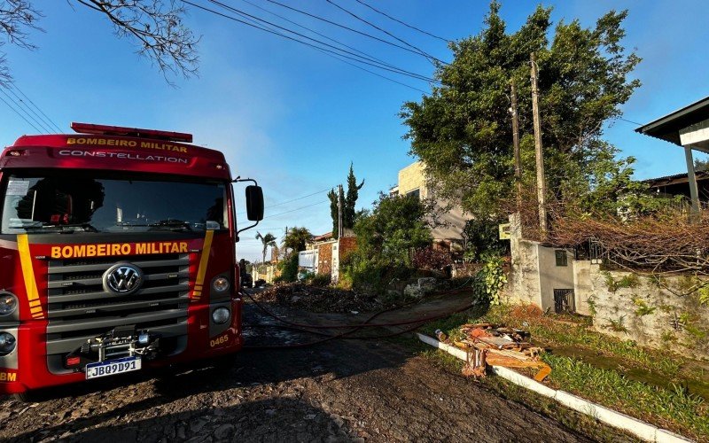 Bombeiros combatem fogo em residência no bairro Operário, em Novo Hamburgo | abc+