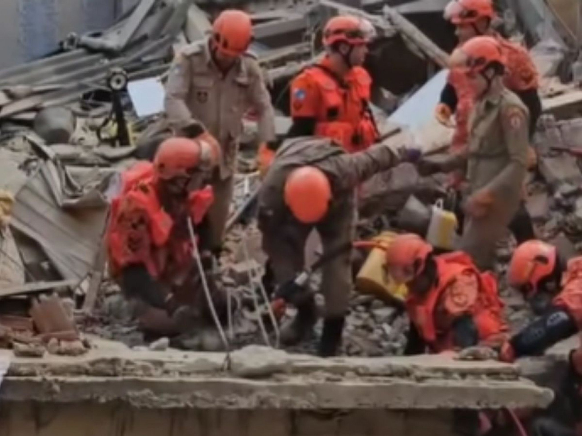 VÍDEO: Casa desaba com duas pessoas dentro e bombeiros trabalham no resgate