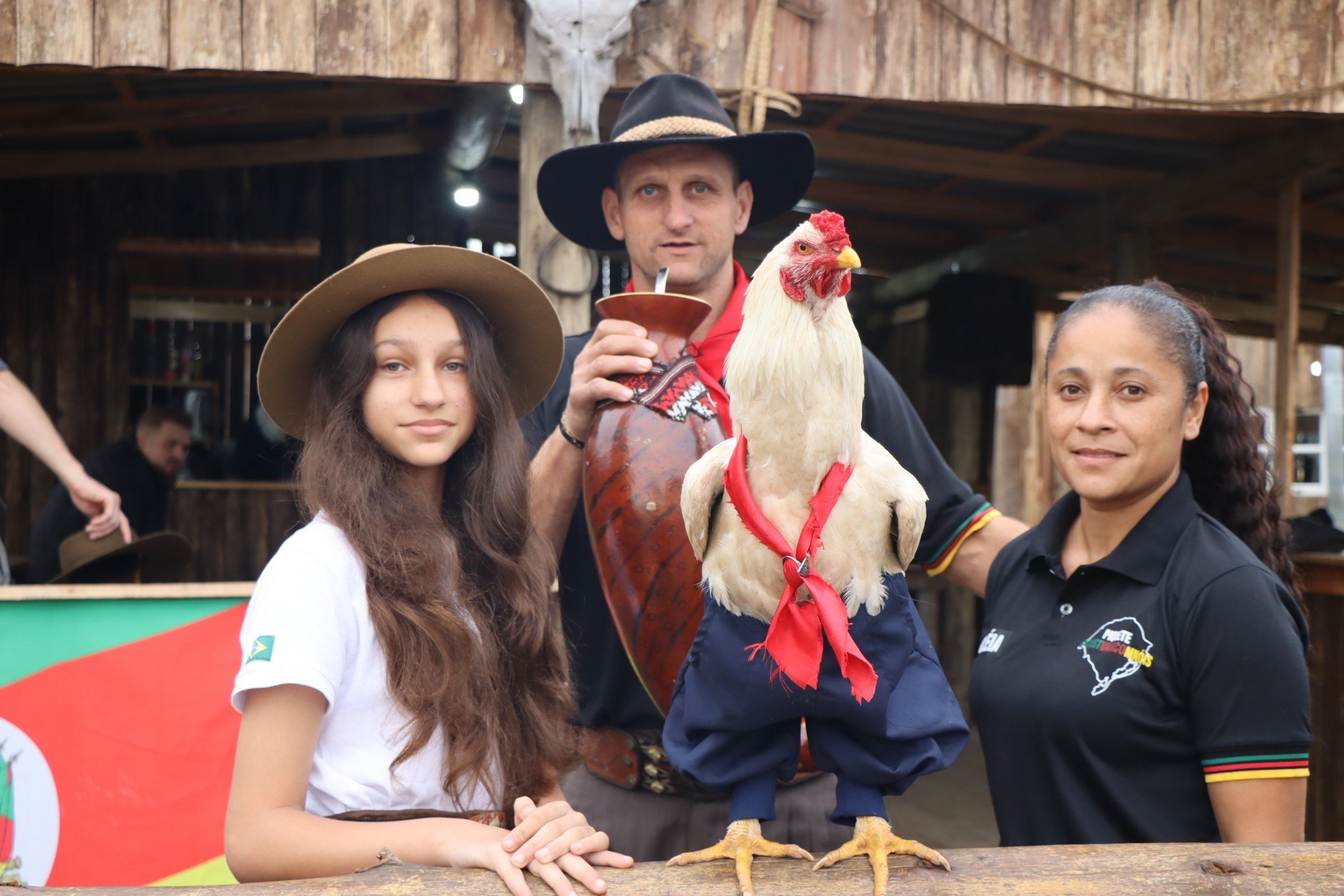 De bombacha e lenço no pescoço, galo Baitaka é atração entre adultos e crianças no Acampamento Farroupilha