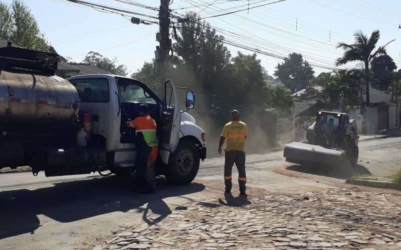 Capeamento asfáltico está sendo executado em ruas do bairro Feitoria