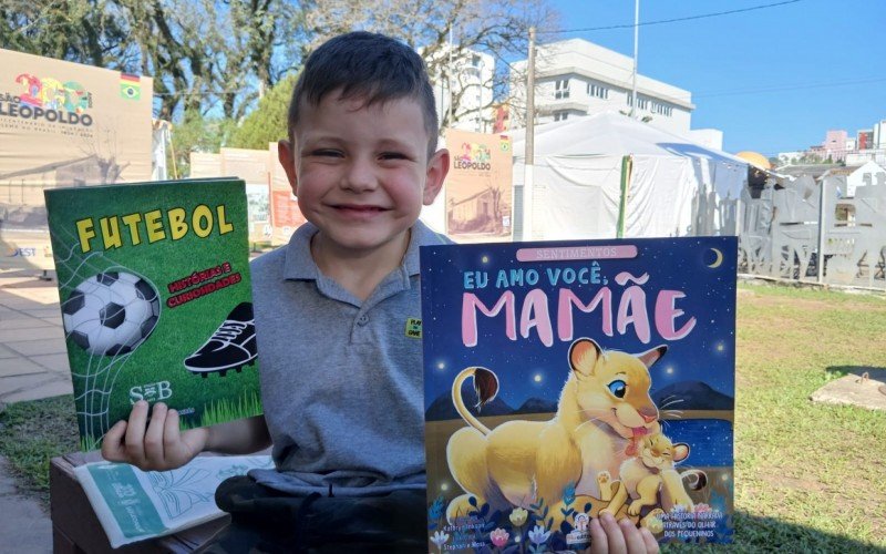 Lucas comprou um livro sobre futebol e um que o lembra sobre o amor que sente pela mãe