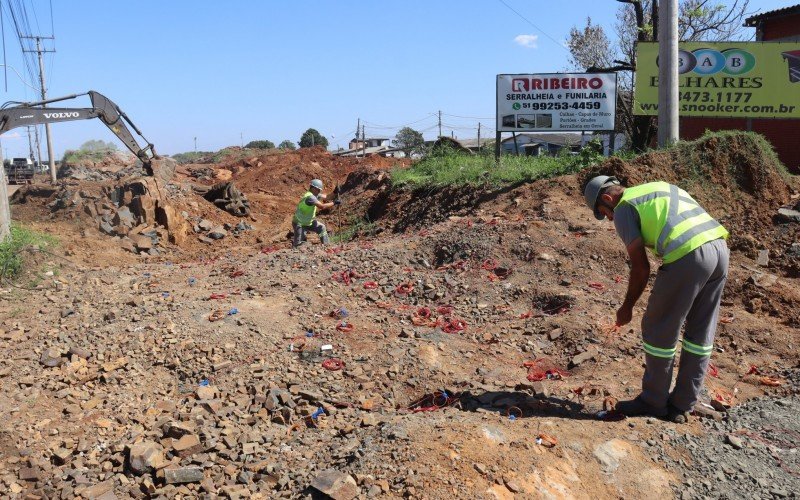 Obra para instalação de rua na via lateral da BR-116 em Esteio | abc+