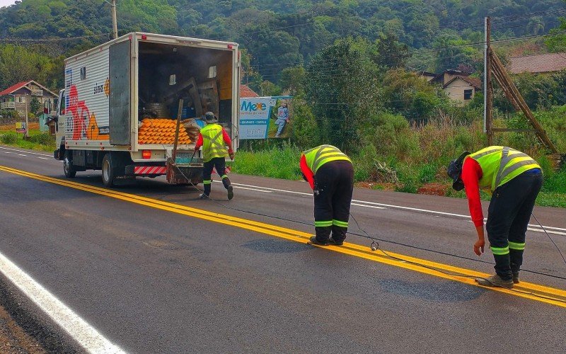 Reforço da sinalização horizontal da RS-235, em Nova Petrópolis