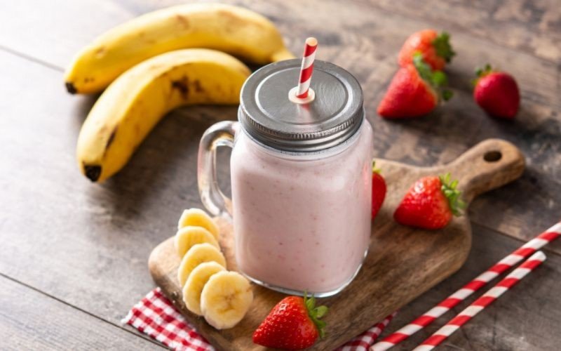 Smoothie de banana e morango éuma ótima opção para o café da manhã | abc+