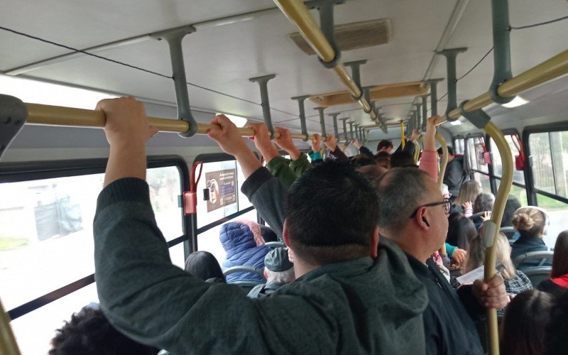 Transbordo na Estação Mathias Velho obriga alguns passageiros a se espremer em ônibus