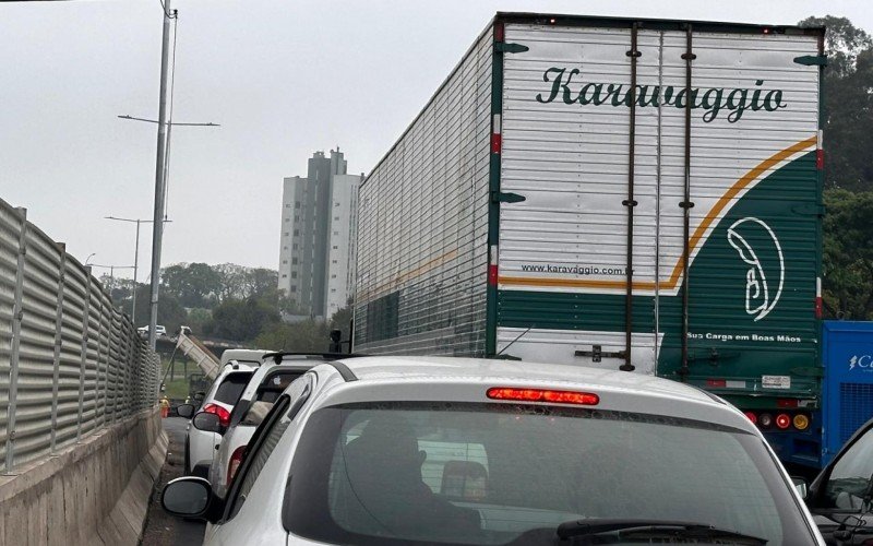 BR-116: Trânsito parado em trecho de Novo Hamburgo e congestionamento em outros pontos | abc+