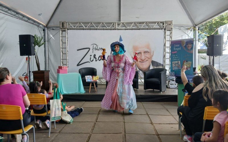 Fada das histórias encanta a criançada na Feira do Livro de São Leopoldo