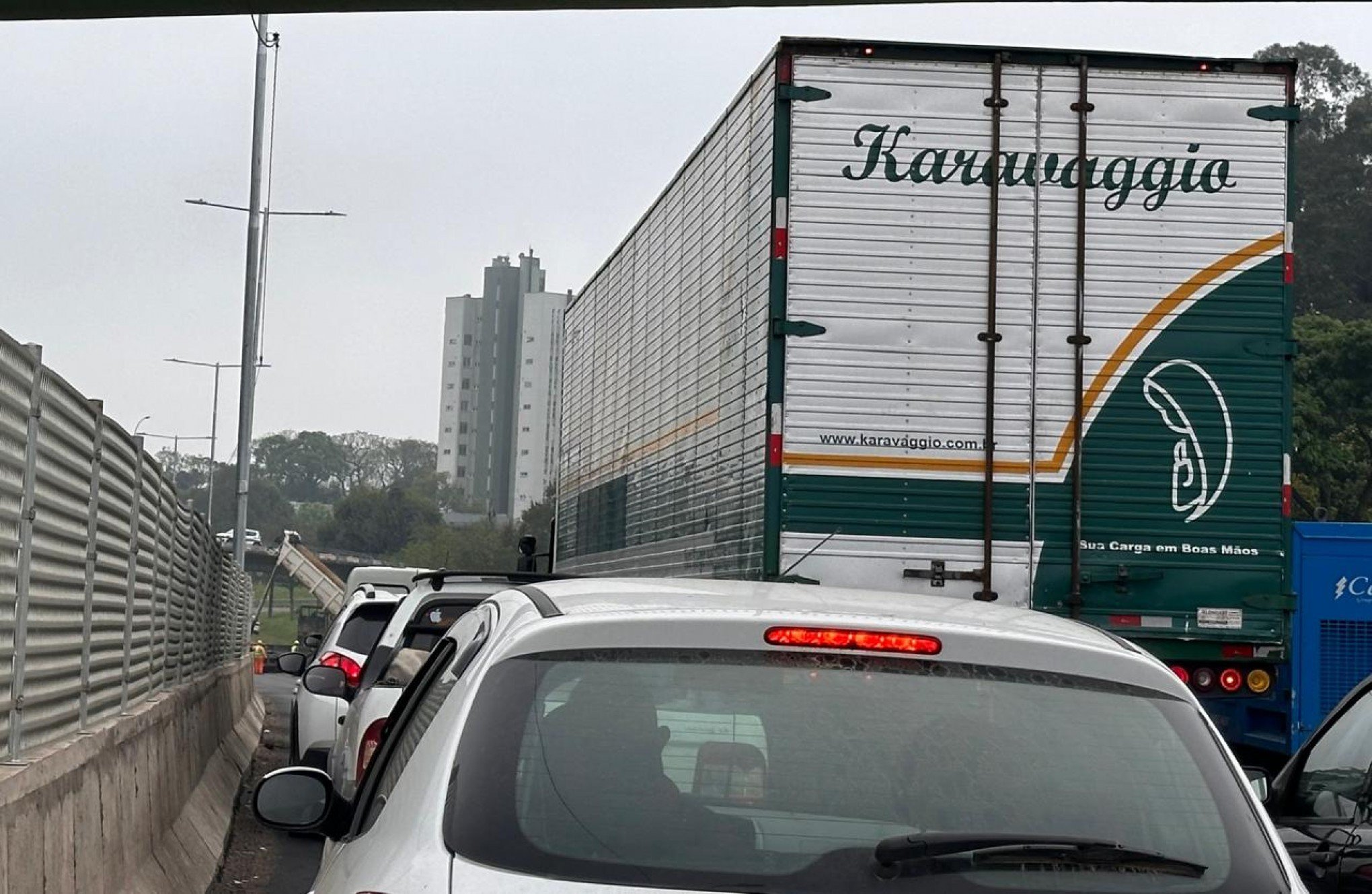 BR-116: Trânsito parado em trecho de Novo Hamburgo e congestionamento em outros pontos