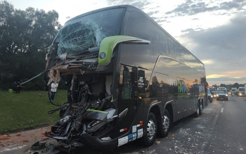 BR-290: Uma pessoa morre após ônibus com passageiros colidir em caminhão no RS | abc+