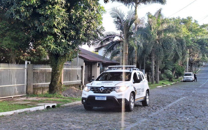 Homem é morto e outro é preso em troca de tiros com a polícia durante roubo a residência em Novo Hamburgo | abc+