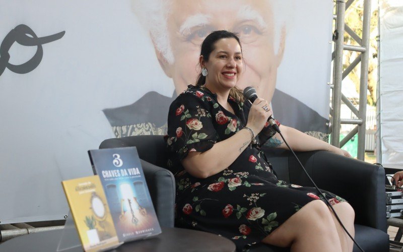 Gisele Rodrigues lançou o segundo livro de sua carreira na Feira do Livro deste ano