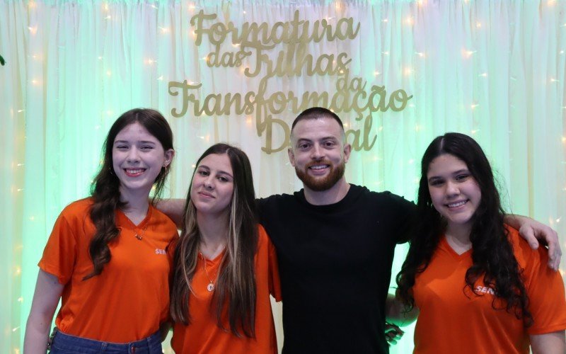 Mariana Eduarda de Oliveira, Manuela Becker e Rafaela Fernandes da Silva com o professor Lucas Valadão