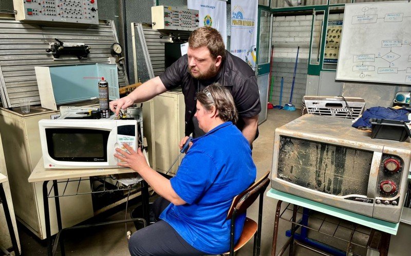 Jane realiza o trabalho com a supervisão de César 