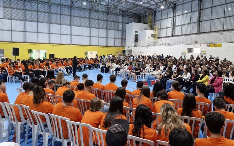 Ginásio do Parque do Trabalhador esteve cheio de formandos e familiares