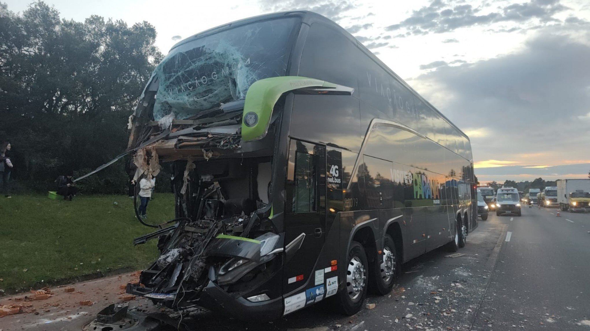 BR-290: Uma pessoa morre após ônibus com passageiros colidir em caminhão no RS