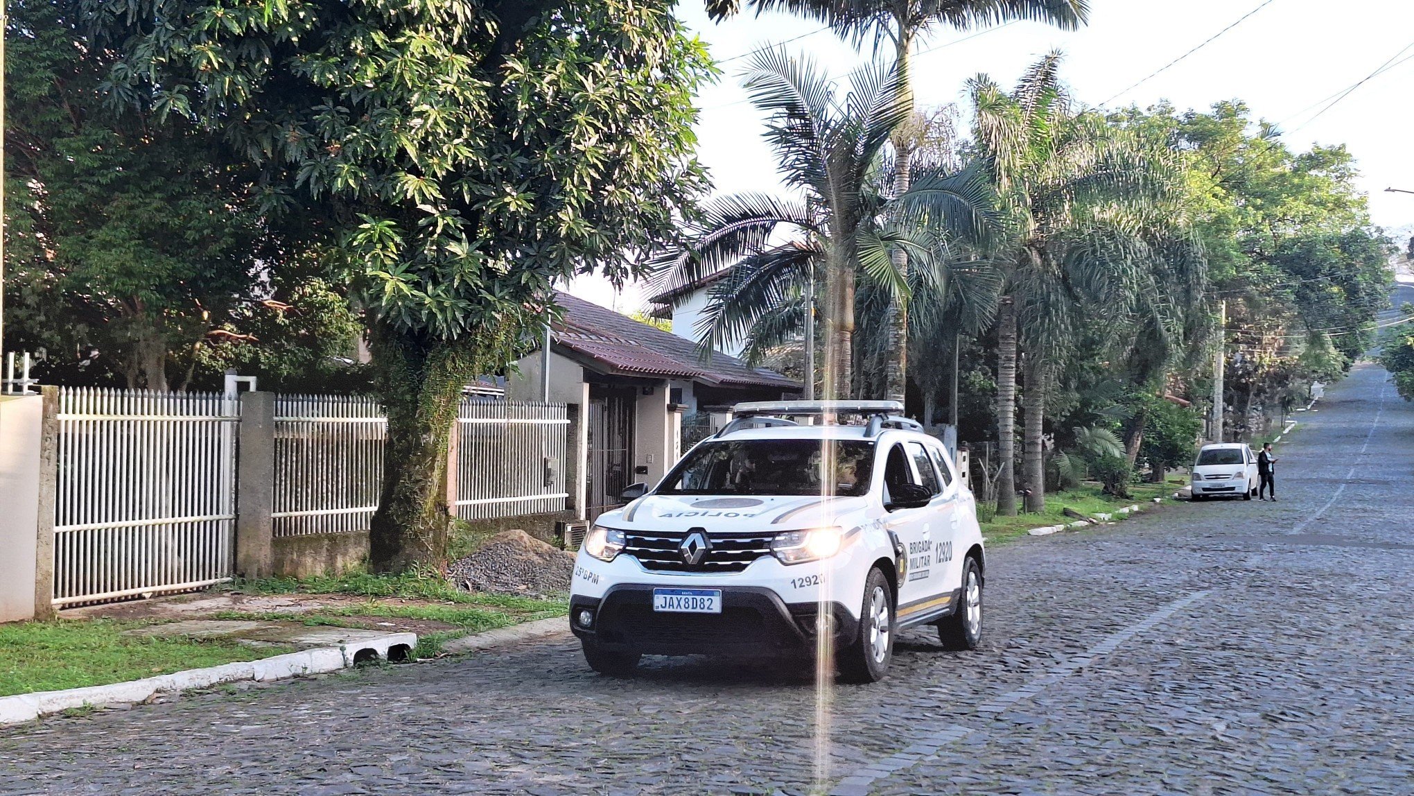 Homem é morto e outro é preso em troca de tiros com a polícia durante roubo a residência em Novo Hamburgo