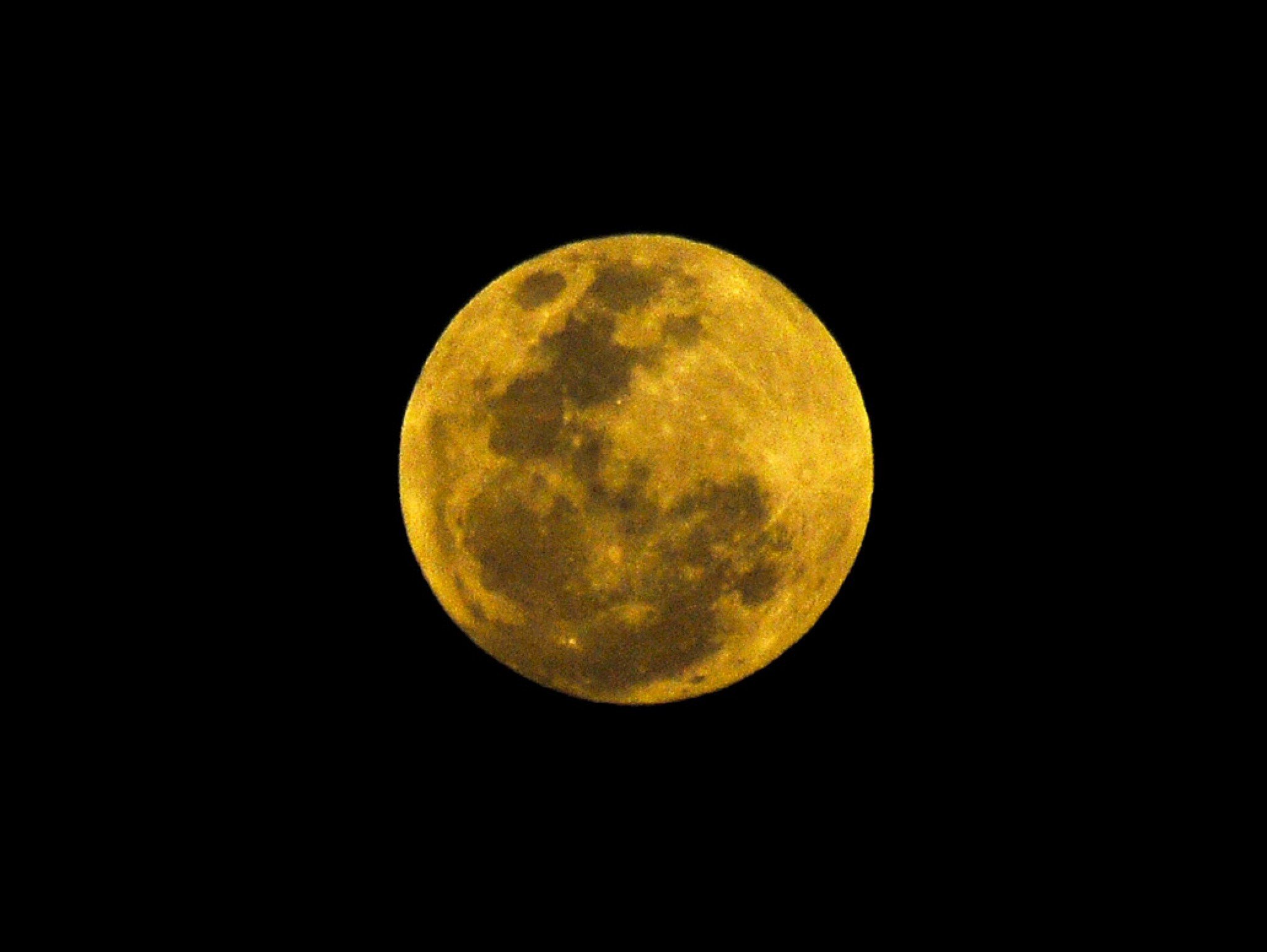 Astrônomos alertam: Última chance de ver uma superlua em 2025