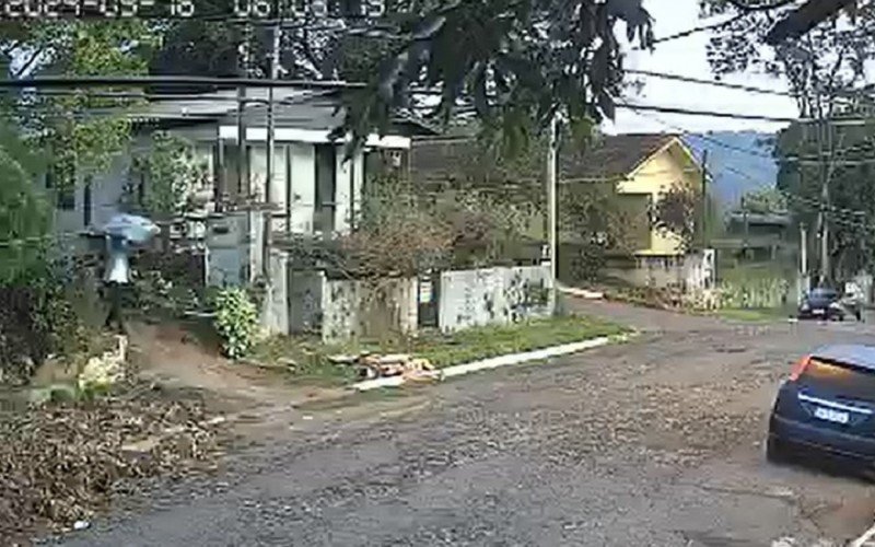 Imagem mostra homem saindo da residência, carregando objeto, minutos antes de a casa pegar fogo em Novo Hamburgo | abc+