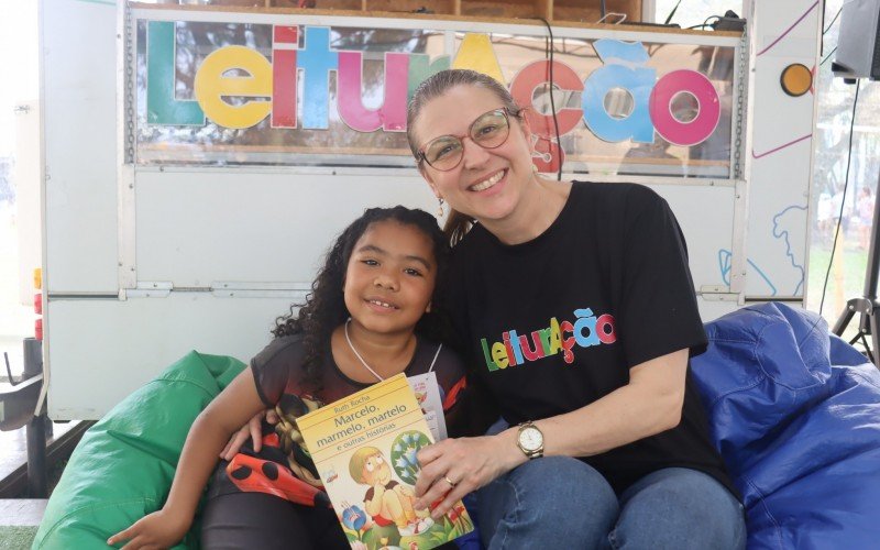 Marya ficou feliz com a contação de histórias da professora Katiane, que leu seu livro favorito