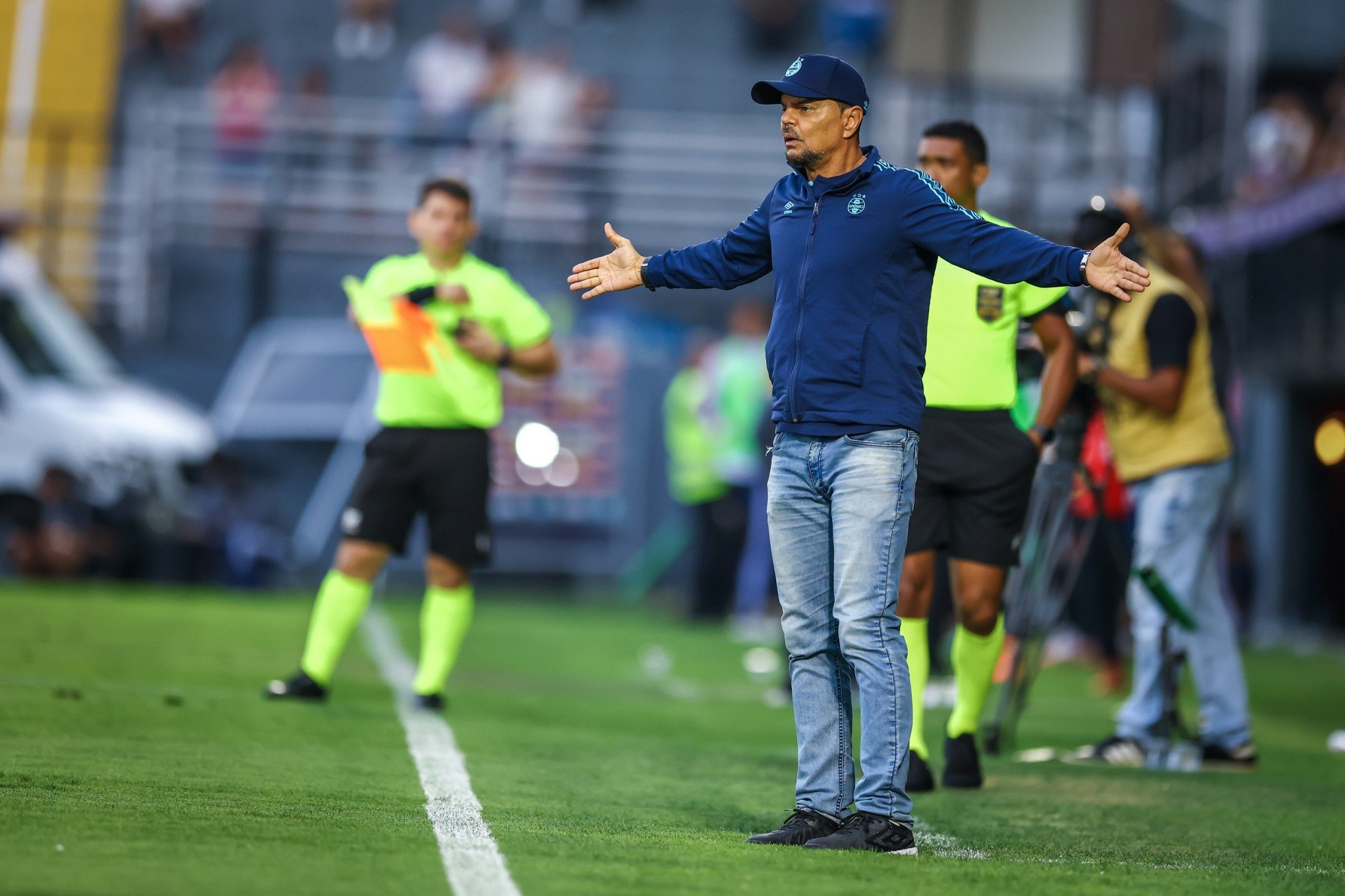 Grêmio suspende Alexandre Mendes "para tratar de assuntos pessoais"