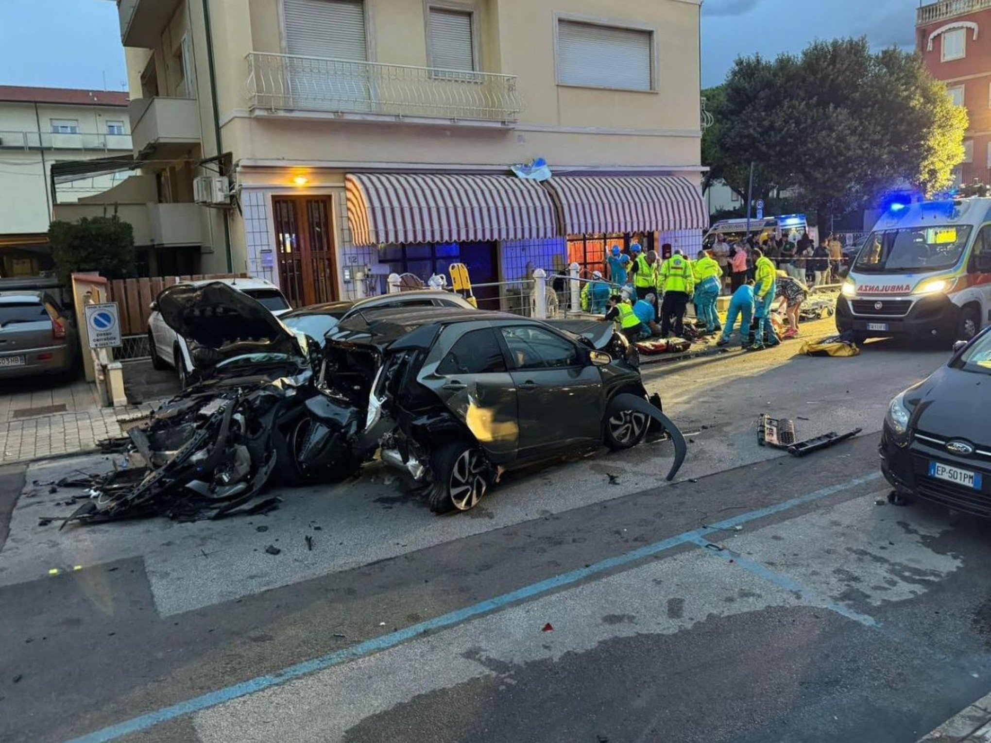 Brasileira mata duas turistas alemãs com Mercedes em alta velocidade na Itália; mais pessoas foram atingidas