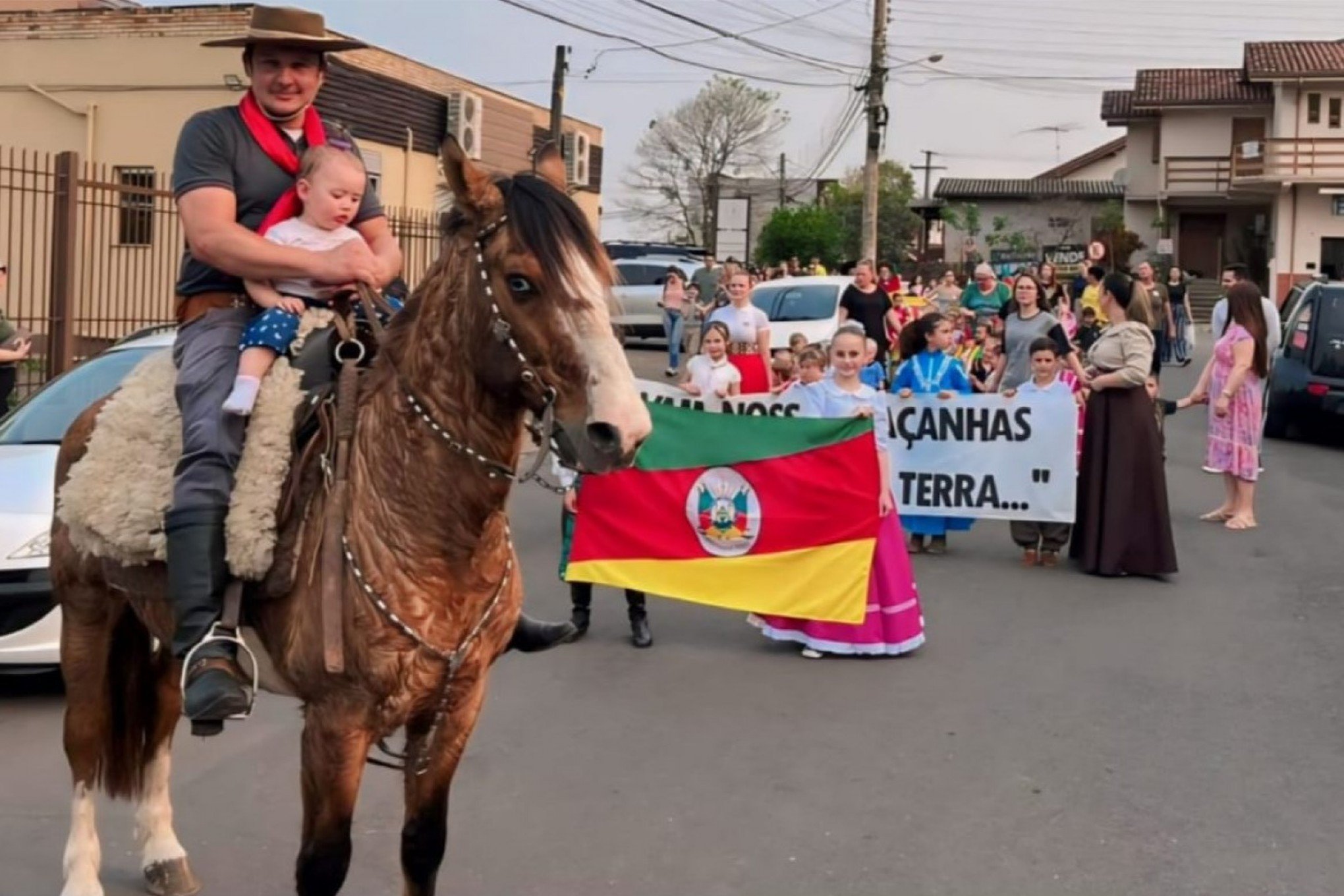 Alunos de Estância Velha realizam caminhada em homenagem ao povo Rio-grandense