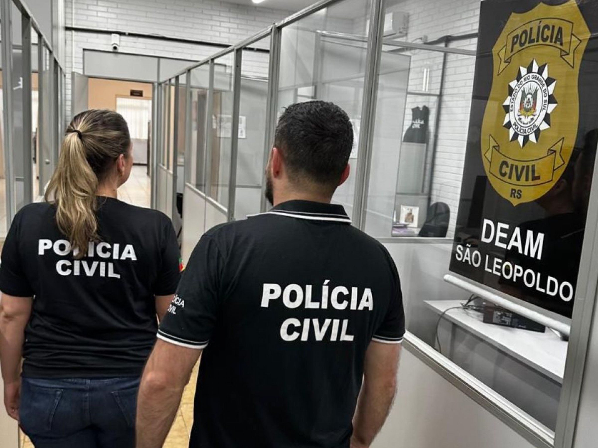 Socos, chutes e facada: Homem é preso após tentativa de feminicídio em São Leopoldo