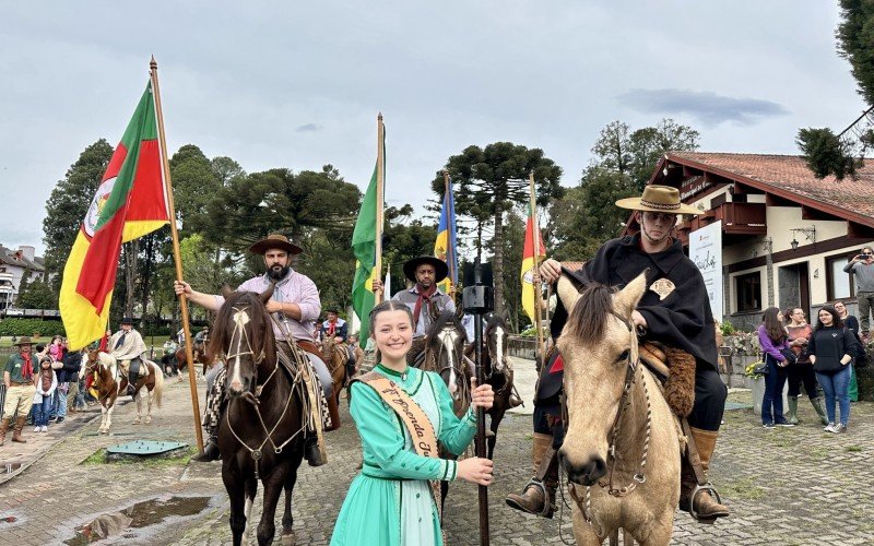 CTG Manotaço realiza Desfile Farroupilha em Gramado