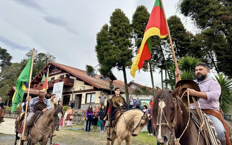 CTG Manotaço realiza Desfile Farroupilha em Gramado