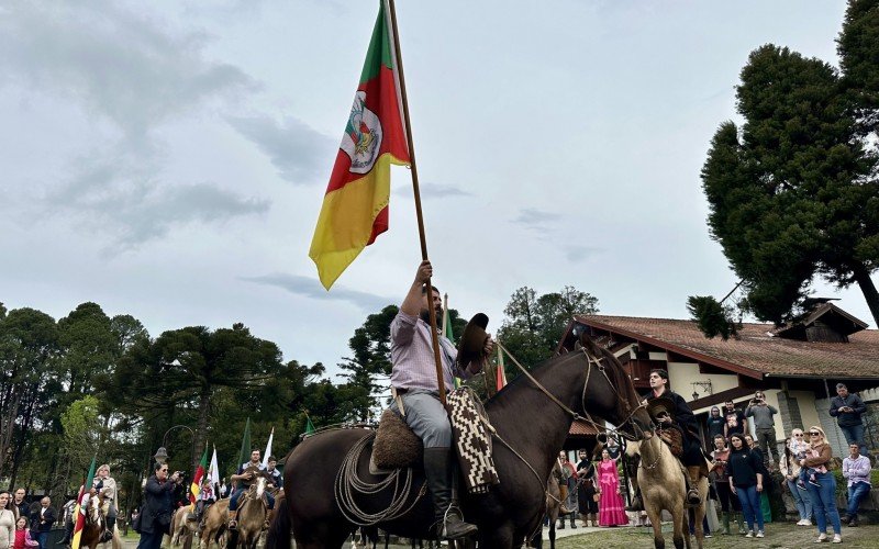 CTG Manotaço realiza Desfile Farroupilha em Gramado