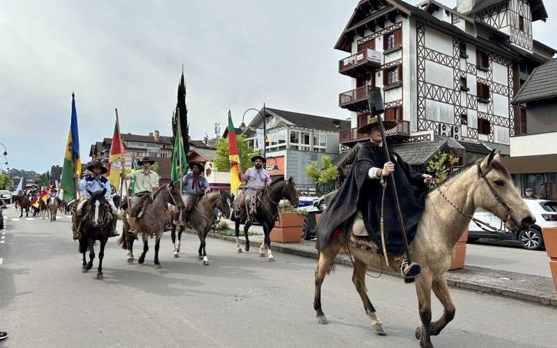 CTG Manotaço realiza Desfile Farroupilha em Gramado