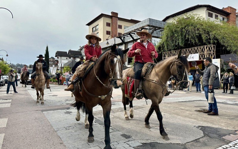 CTG Manotaço realiza Desfile Farroupilha em Gramado