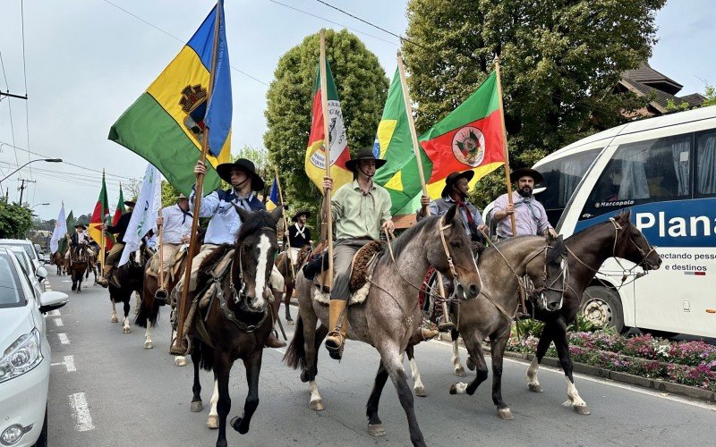 CTG Manotaço realiza Desfile Farroupilha em Gramado