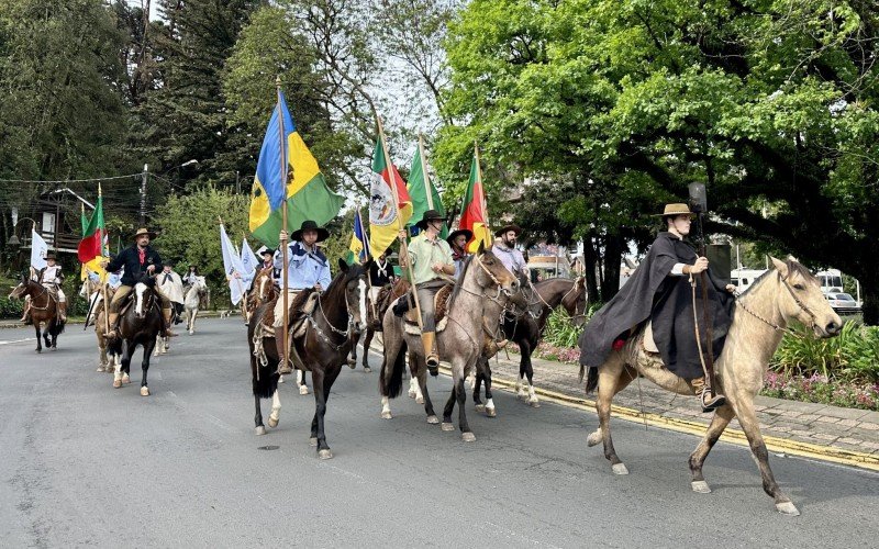 CTG Manotaço realiza Desfile Farroupilha em Gramado