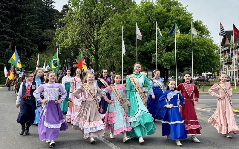 CTG Manotaço realiza Desfile Farroupilha em Gramado