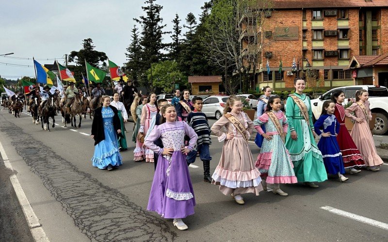 CTG Manotaço realiza Desfile Farroupilha em Gramado