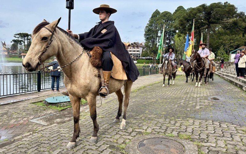 CTG Manotaço realiza Desfile Farroupilha em Gramado