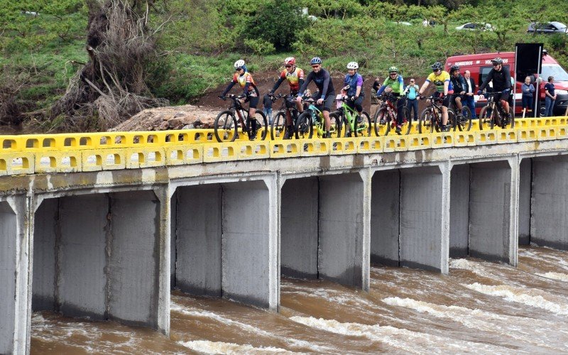 Passagem também contou com grupos de ciclistas