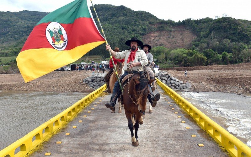 Grupo de cavaleiros participaram da inauguração levando a bandeira do Rio Grande do Sul | abc+